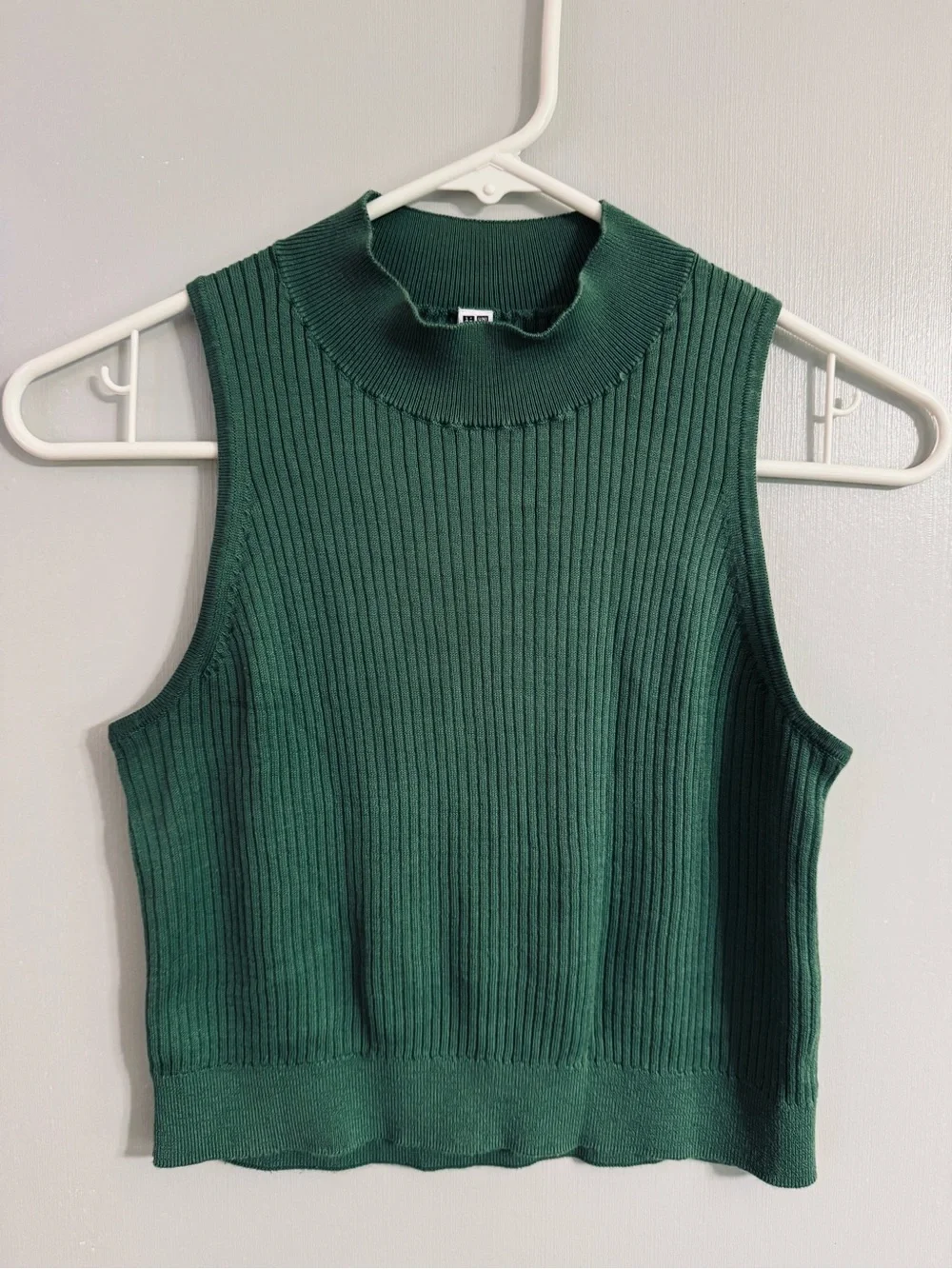 Uniqlo Ribbed Sleeveless Mock Neck Crop Top Size Medium